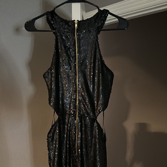 Miss Guided, sequence, mock neck, zipper back, midi dress. Size 6 - Picture 4 of 7